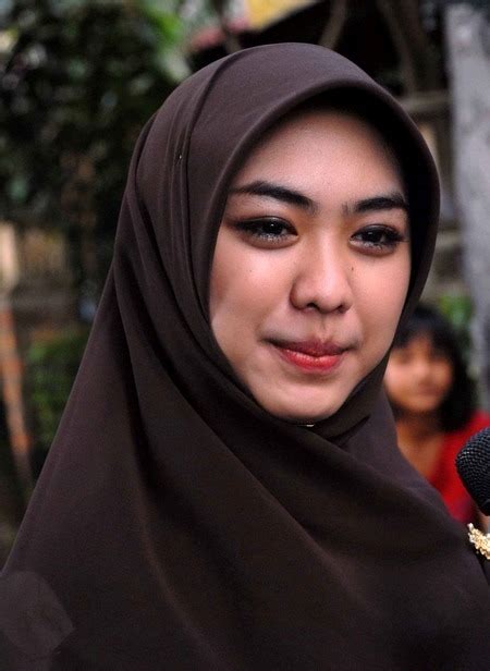 5 artis tercantik di indonesia saat memakai jilbab coba coba unik