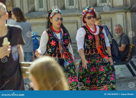 gdansk noord polen augustus  augustus  een paar vrouwen verkleed  de poolse