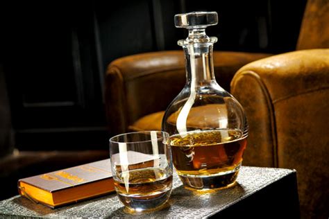 june contest win  whisky set carafe   table
