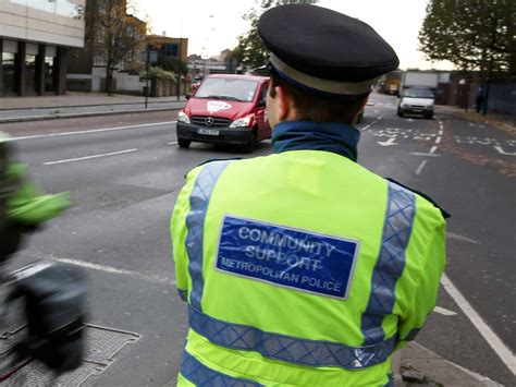 met police considering plans to axe all 1 000 of its community support