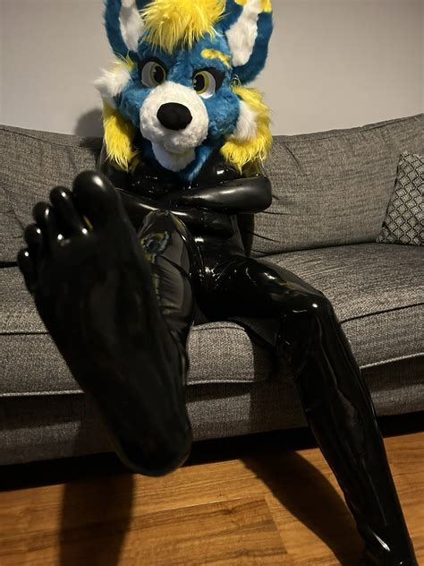 Shiny Umbreon On Twitter The Gf And Her Shiny Rubber Feet~ 😍