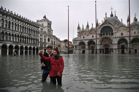 pictures venice flooded  record high tide italy al jazeera
