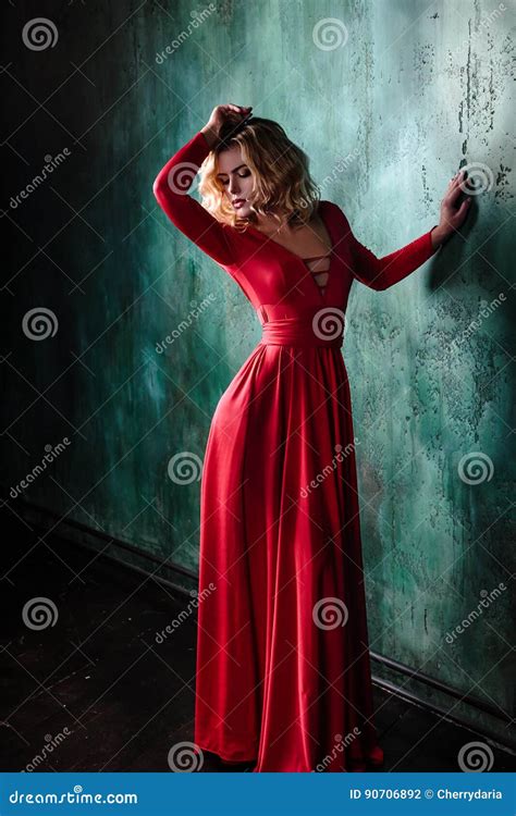 Portrait De Jeune Femme Blonde Sexy Dans Une Robe Rouge Photo Stock