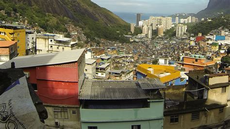 le favelas brasiliane   luoghi tra poverta  diritti negati