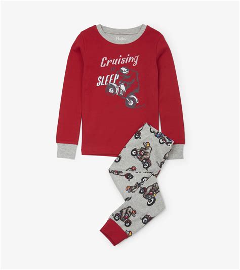 delige kinderpyjama set met lange mouw en lange broek de rode shirt heeft een print van een