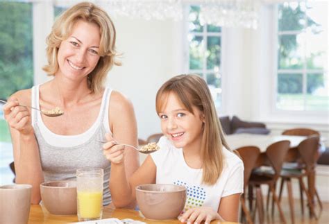 How Moms Can Model Healthy Breakfast Habits