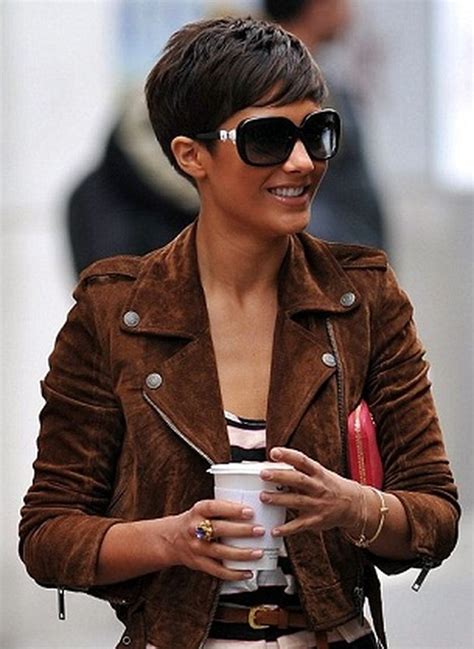 Short Hair Pixie Cut Hairstyle With Glasses Ideas 17