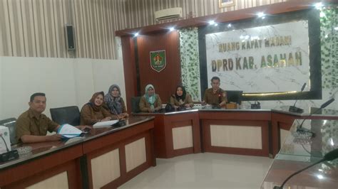 menerima kunjungan  dprd kabupaten deli serdang diruang rapat