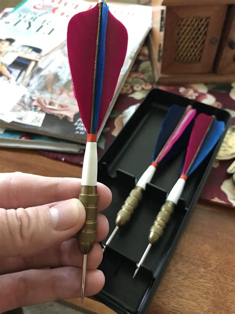 identifying  darts  box    great britain   feathers  synthetic