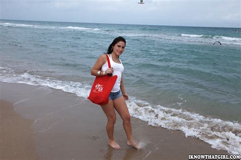 Amateur Girlfriend Sasha Enjoys Stripping And Fingering On The Beach