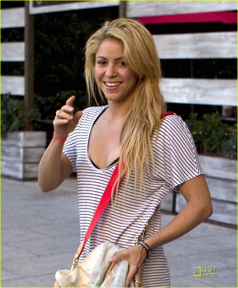 shakira shakes and shows her hips don t lie photo 2491564 shakira pictures just jared