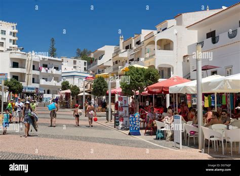Portugal Algarve Olhos DÁgua Straße Und Restaurants Stockfoto Bild