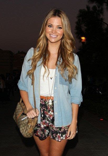 amber lancaster in stars at the coldplay concert sexy