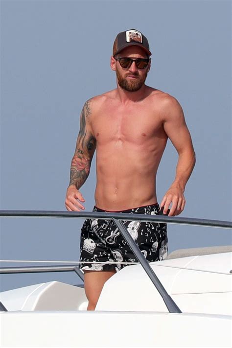 Famousmales Lionel Messi Shirtless And Wet On Holidays In