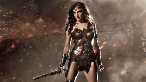 gal gadot as wonder woman first photo revealed at comic con cbs news