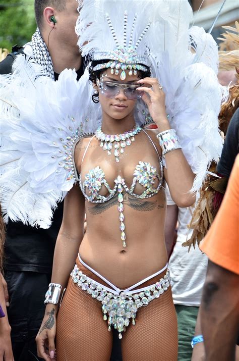Ego Fantasiada De Passista Rihanna Se Joga No Carnaval Em Barbados