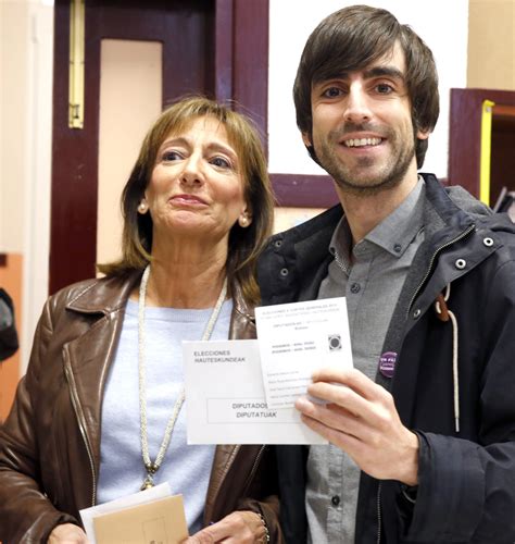 eduardo maura ha ido acompañado a votar pais vasco el mundo