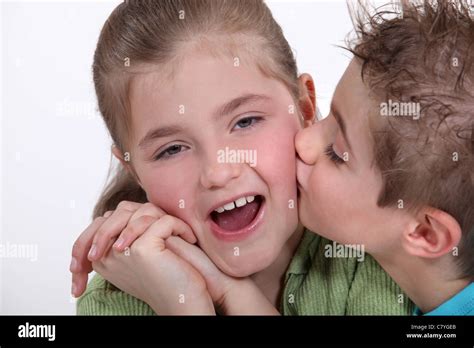 Küssende Schwester Bruder Stockfotografie Alamy