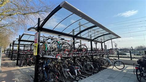 fietsenstalling station deurne met  extra plaatsen klaar voor de toekomst deurne media groep
