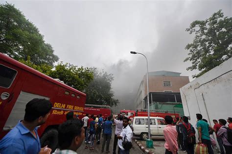 blaze  aiims  fire tenders called  telegraph india