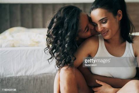 Black Lesbians Kissing Photos Et Images De Collection Getty Images