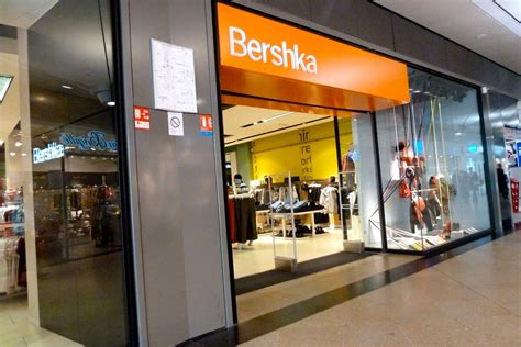 el nuevo conjunto de bershka  causa furor en redes sociales