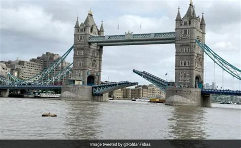 londons tower bridge  stuck  raised position  major