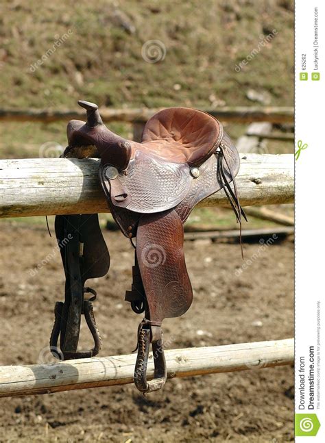 het zadel van het paard stock foto image  hangen landbouwbedrijf