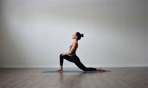 anjaneyasana  lunge pose yogateket wiki