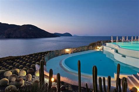 Costruzione e manutenzione di piscine a sfioro, sfioro ticino, sfioro pool. Hotel sul mare Sicilia - Therasia Resort Sea e Spa, Vulcano | Piscina a