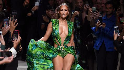 Snl Jennifer Lopez Dons Famous Green Versace Gown For Hosting Gig