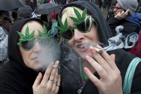 Rassemblement De Fumeurs De Cannabis à Vancouver Justice Et Faits Divers