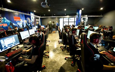 E Sports At College With Stars And Scholarships The New York Times
