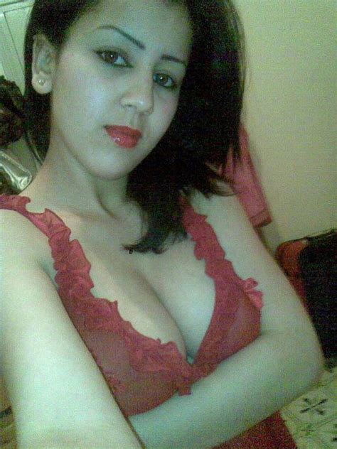 Desi Bhabhis Showing Big Cleavage And Downblouse Pics