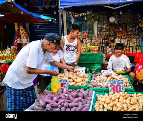 manila philippines apr   vendors sell food  street market  manila philippines