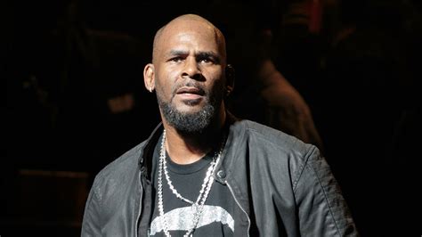 r kelly turns himself in to police variety