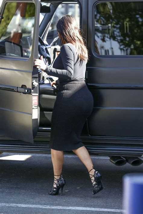 kim kardashian shows off her hourglass figure in black dress and that bum looks curvier than