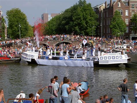 file amsterdam gay pride 2004 canal parade 010
