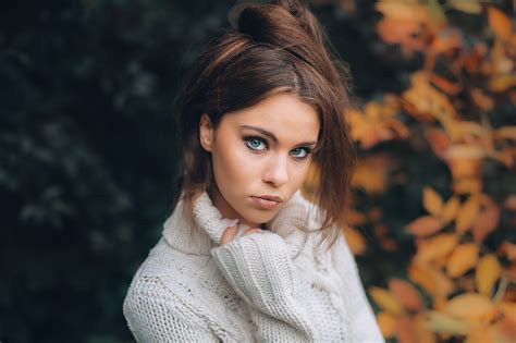 Desktop Wallpapers Brown Haired Face Girls Autumn Sweater Staring