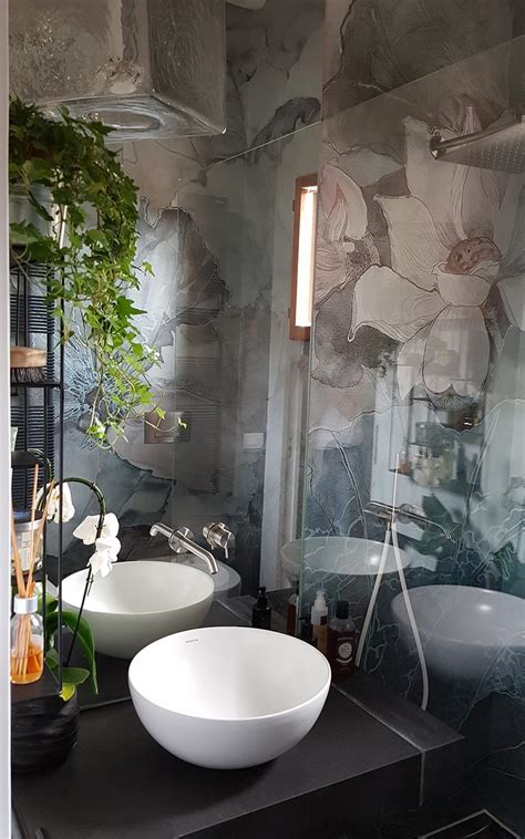 Pareti blu trasmettono calma e pace, creando senso di spazio e di ariosità nella vostra casa. Carta da parati per ambiente bagno - Morosin Ceramiche