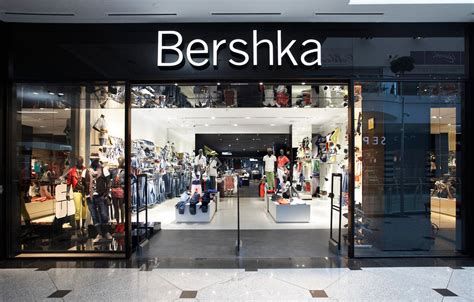 el abrigo de bershka es el producto estrella en las rebajas de verano