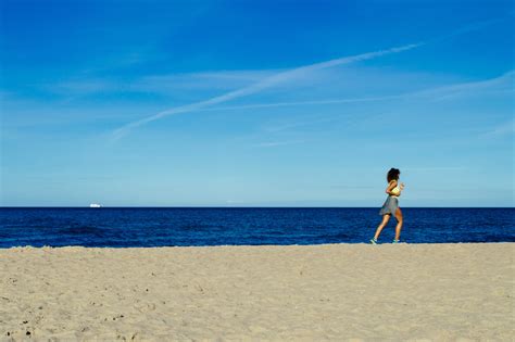 デスクトップ壁紙 日光 風景 女性 自然 海岸 砂 空 ビーチ 青 地平線 ニコン ケープ 走る ランニング