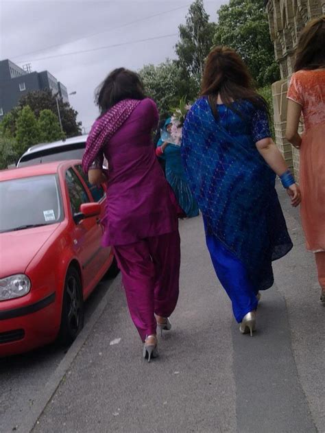 hot indian desi girls walking on road captured by a hidden camera 3 beauty tips and style tips