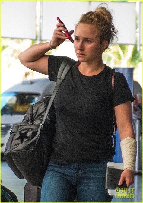 full sized photo  hayden panettiere puts injured arm  display  leaving barbados