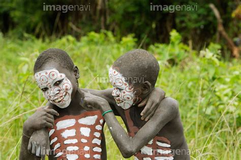 【子供 アフリカ人 友達 裸 伝統 喜び ぼかし 優しい】の画像素材 58074115 写真素材ならイメージナビ