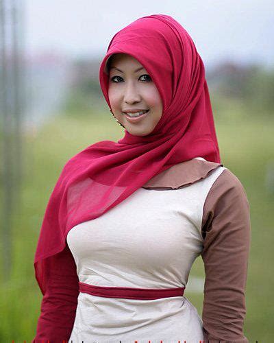 Jilbab Ketat Tante Muda Berdada Super Montok Hot Foto
