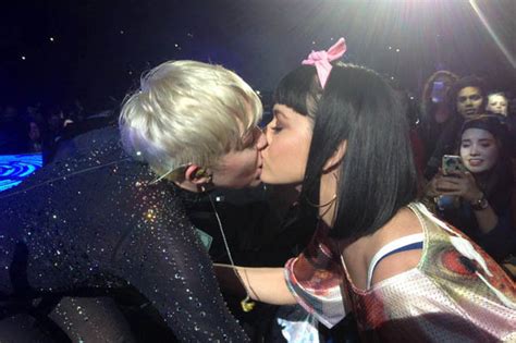 remeber when miley cyrus kissed katy perry top sexy celeb kisses