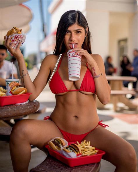 49 hot photos with big ass mia khalifa explore her sexy body
