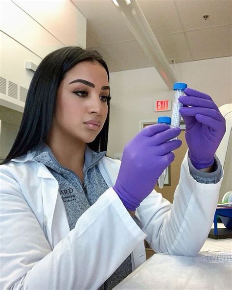 Woman Scientist Latina Loading 🌹🇭🇳 🏾 Dentistry Medical Careers