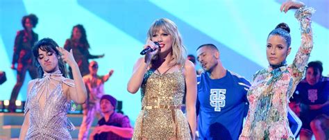 [watch] taylor swift s amas performance with camila cabello and halsey